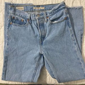 Levi's Premium Wedgie Straight Crop Light Wash Button Wash Jeans 25'